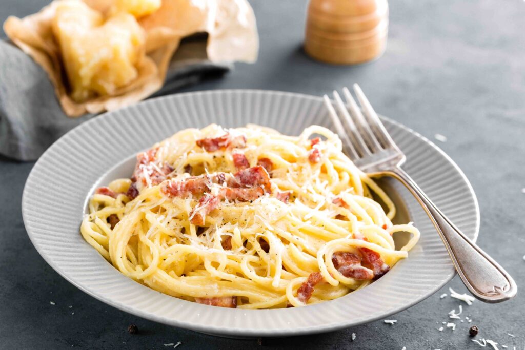 Authentieke Italiaanse spaghetti carbonara met geraspte kaas – ambachtelijke pasta kopen bij de online pastaspecialist Pastaficio.