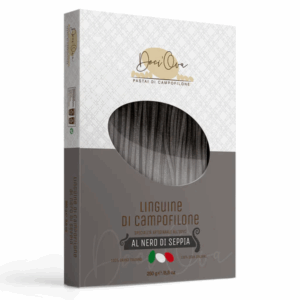 Zwarte linguine met inktvisinkt – ambachtelijk gemaakt in Italië. Perfect bij vis en zeevruchten. 250g verpakking, kooktijd 4 min. Voor een verfijnd Italiaans pastagerecht.