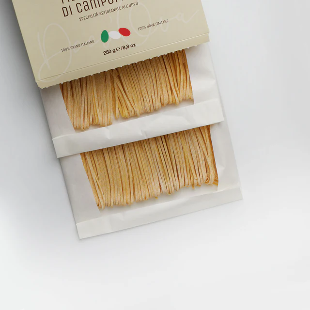 Ambachtelijke Linguine di Campofilone IGP – eierpasta met zijdezachte textuur, flinterdun gesneden en in 1 à 2 minuten klaar. Perfect voor lichte Italiaanse gerechten.