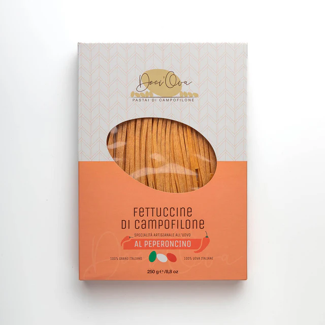 Pittige fettuccine uit Campofilone met chilipeper en eieren. Ambachtelijk gemaakt. Heerlijk met knoflookolie, tomatensaus of zeevruchten.