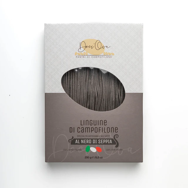 Zwarte linguine met inktvisinkt – ambachtelijk gemaakt in Italië. Perfect bij vis en zeevruchten. 250g verpakking, kooktijd 4 min. Voor een verfijnd Italiaans pastagerecht.