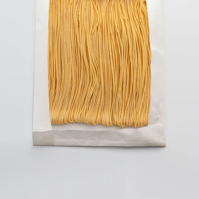 Ambachtelijke Pasta alla Chitarra met citroen uit Campofilone. Frisse smaak, perfect voor lichte sauzen en vis. Klaar in 2 min. Proef Italië met een citrus-twist!