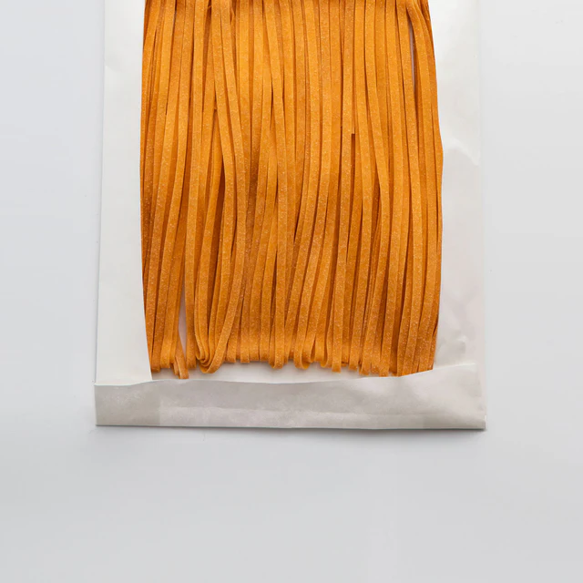 Pittige fettuccine uit Campofilone met chilipeper en eieren. Ambachtelijk gemaakt. Heerlijk met knoflookolie, tomatensaus of zeevruchten.