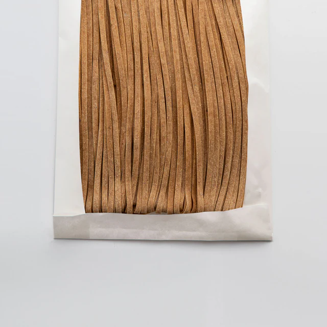 Fettuccine Funghi uit Campofilone met ei en paddenstoelen. Ambachtelijk gemaakt, vol van smaak, in 2–3 min klaar. Perfect met truffel, room of roomboter met salie. 250g.