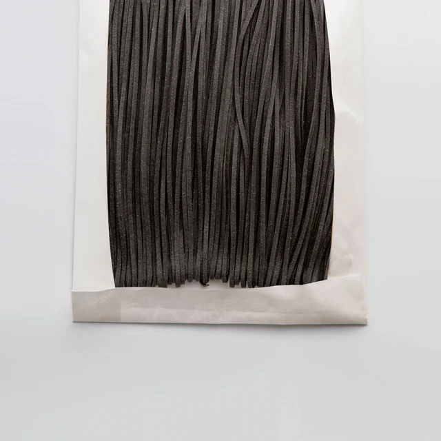 Zwarte linguine met inktvisinkt – ambachtelijk gemaakt in Italië. Perfect bij vis en zeevruchten. 250g verpakking, kooktijd 4 min. Voor een verfijnd Italiaans pastagerecht.