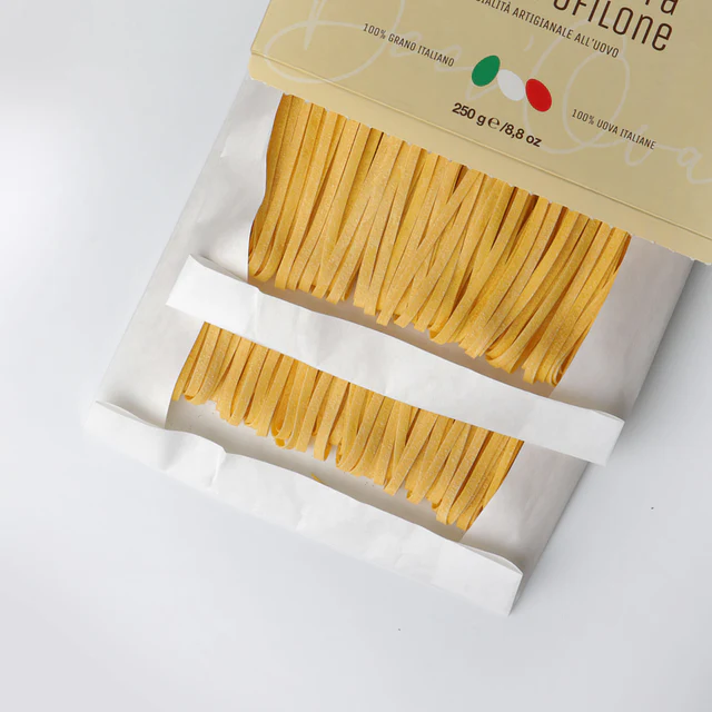 Ambachtelijke Fettuccine di Campofilone IGP – flinterdunne eierpasta met rijke smaak. Slechts 1–2 min. kooktijd. Ideaal voor klassieke of romige Italiaanse pastagerechten.