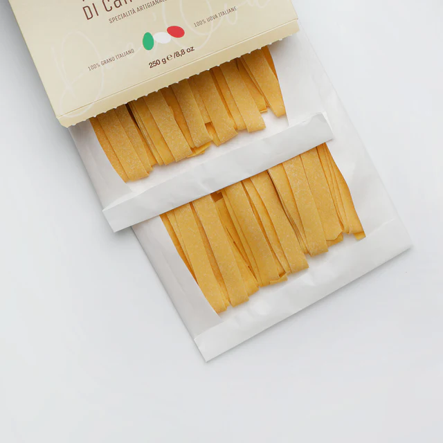 Pappardelle di Campofilone IGP – brede lintpasta van 7–10 eieren per kilo. Ambachtelijk, romig en perfect voor rijke sauzen. Kooktijd: slechts 1–2 minuten.