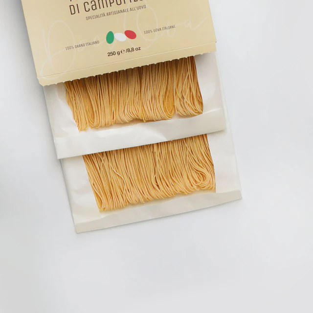 Pasta alla Chitarra di Campofilone IGP is een ambachtelijke eierpasta uit Italië met een flinterdunne structuur. Slechts 1–2 min kooktijd, perfect voor verfijnde pastagerechten.
