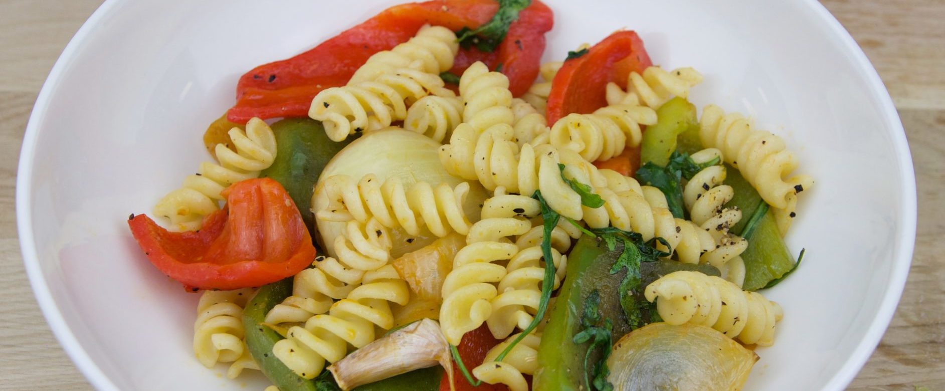 Pasta salade van paprika en rucola