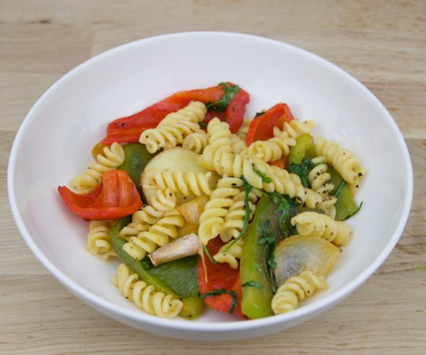 Pasta salade van paprika en rucola