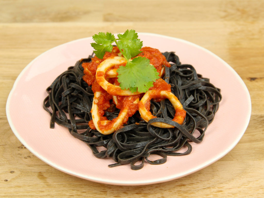 Zwarte pasta met inktvisringen