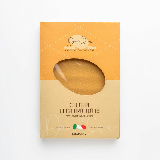 Ambachtelijke lasagnevellen uit Campofilone IGP. Flinterdun (0,75 mm), 180 mm breed, met 7–10 eieren per kilo. Voor verfijnde, klassieke lasagnes van topkwaliteit.