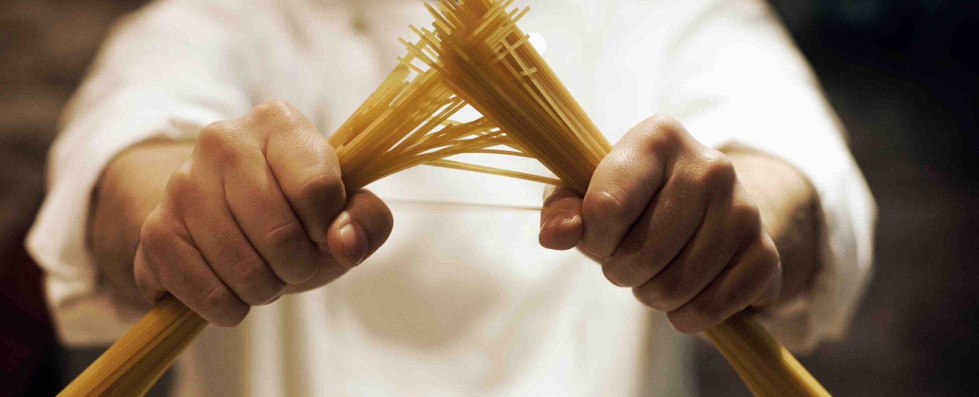 Spaghetti breken voor het koken.