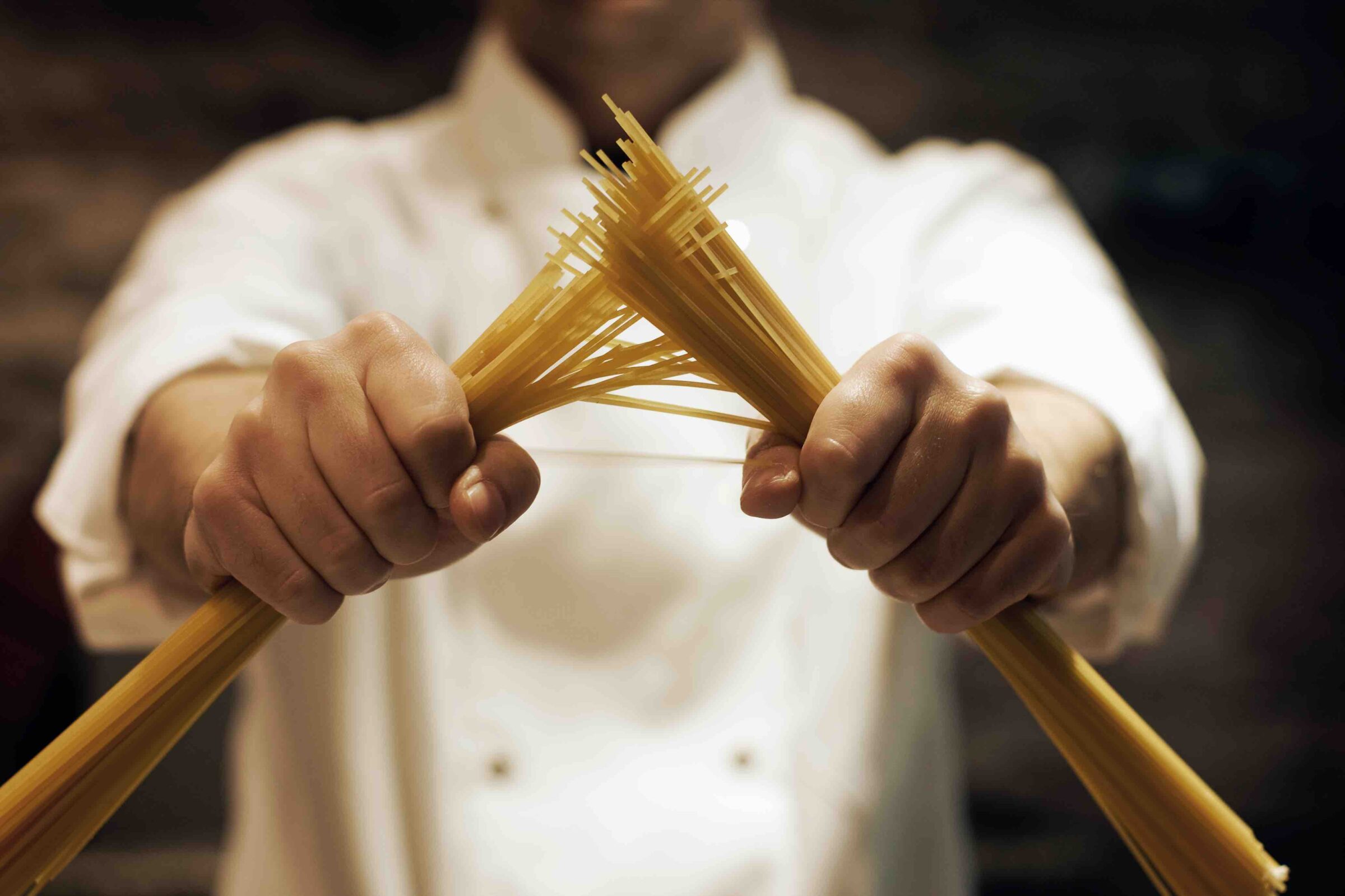 Spaghetti breken voor het koken Pastaficio Experts in Pasta