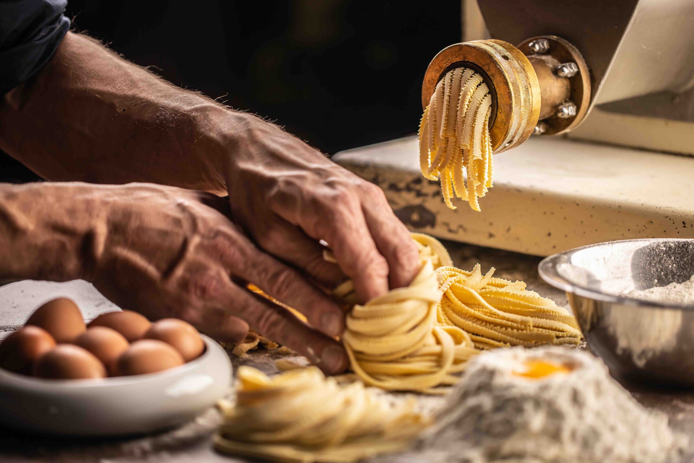 Hoe wordt pasta gemaakt? (In 6 stappen uitgelegd) Pastaficio