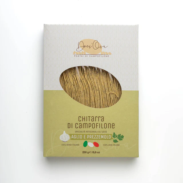 Ambachtelijke Pasta alla Chitarra met ei, knoflook & peterselie uit Campofilone. 250 g voor 2–3 personen. Vol van smaak, klaar in 2–3 min. Perfect met lichte sauzen.