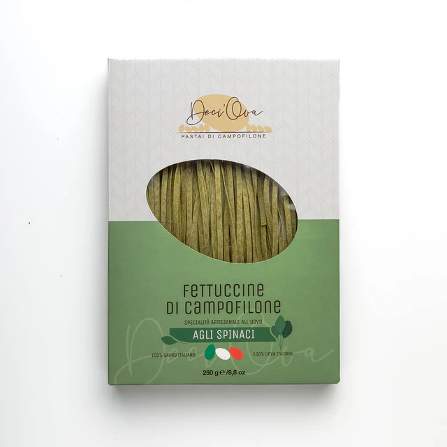 Ambachtelijke fettuccine met ei en spinazie uit Campofilone. Fluweelzachte structuur, groene kleur en rijke smaak. Perfect voor romige sauzen. 250g, goed voor 2–3 personen.