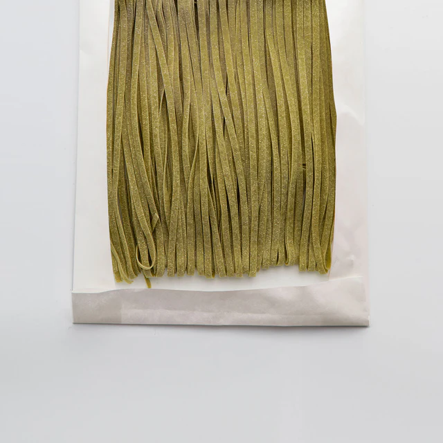 Ambachtelijke fettuccine met ei en spinazie uit Campofilone. Fluweelzachte structuur, groene kleur en rijke smaak. Perfect voor romige sauzen. 250g, goed voor 2–3 personen.