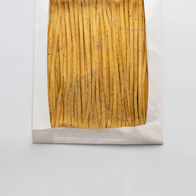 Ambachtelijke Pasta alla Chitarra met ei, knoflook & peterselie uit Campofilone. 250 g voor 2–3 personen. Vol van smaak, klaar in 2–3 min. Perfect met lichte sauzen.
