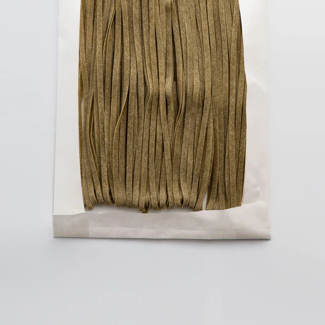 Ambachtelijke fettuccine met ei en brandnetel uit Campofilone. Licht kruidig en verfijnd van smaak. 2 vellen van 125 g, klaar in 2–3 min. Voor 2–3 personen.