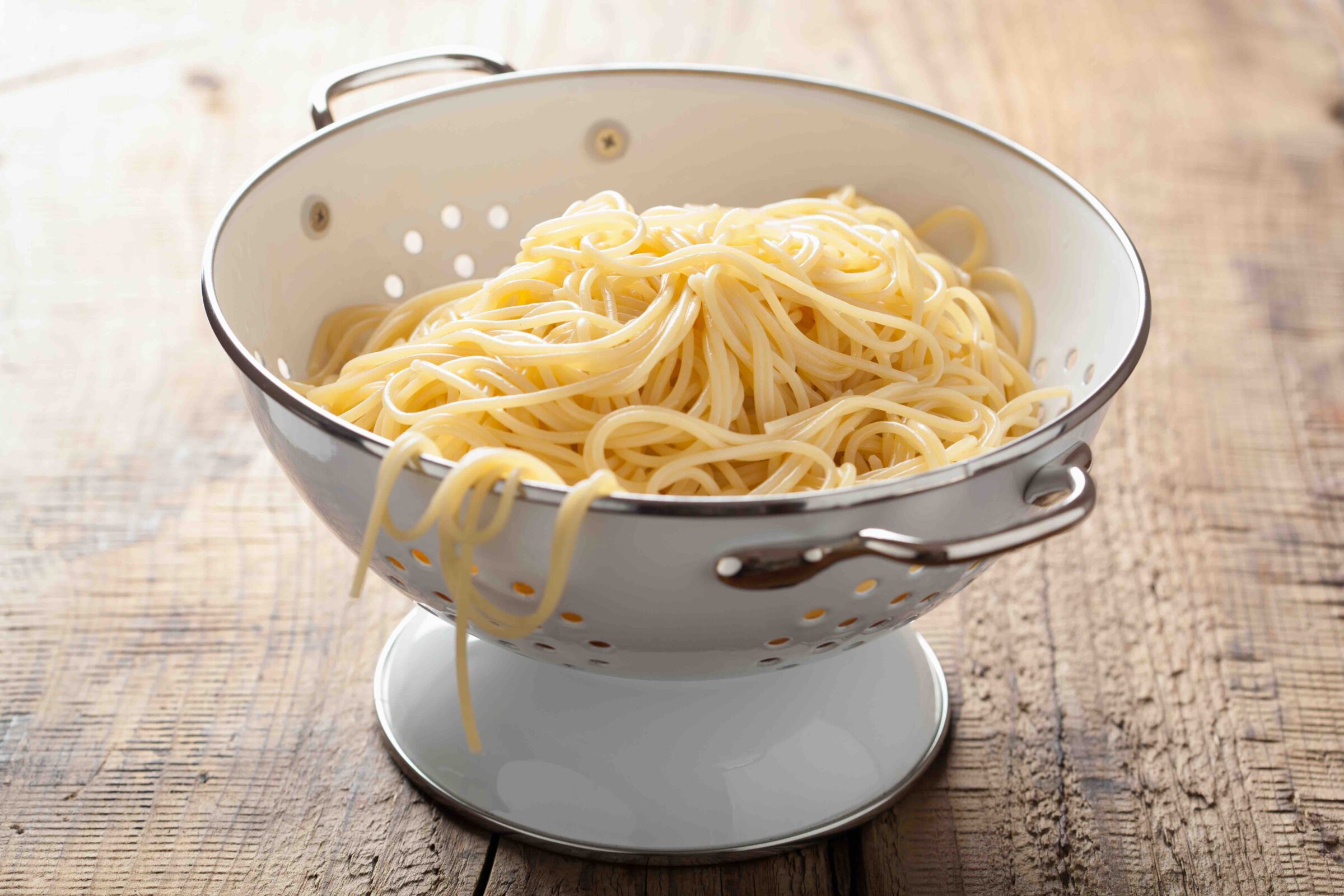 Промывать лапшу. Спагетти. Дуршлаг для макарон. Дуршлаг для спагетти. Макароны в кастрюле.
