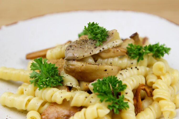 Pasta funghi met bospaddenstoelen