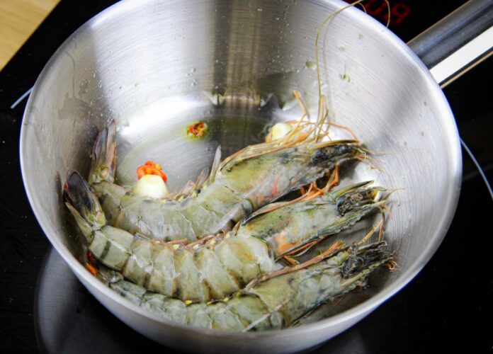 Pasta met gamba's, tomaatjes en citroenzeste