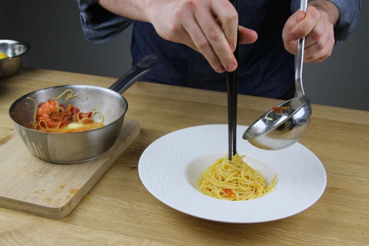 Pasta met gamba's, tomaatjes en citroenzeste