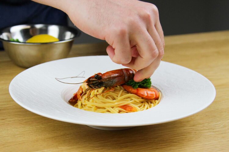 Pasta met gamba's, tomaatjes en citroenzeste