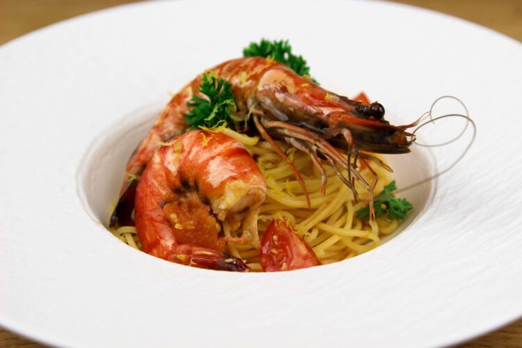 Pasta met gamba's, tomaatjes en citroenzeste