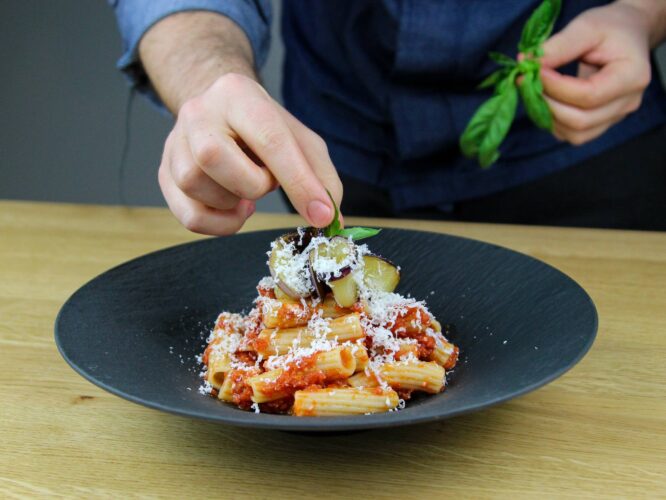 Pasta alla norma met aubergine en ricotta