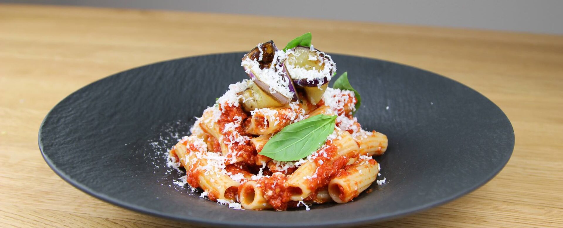 Pasta alla norma met aubergine en ricotta