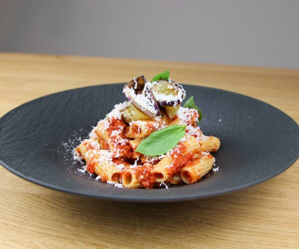 Pasta alla norma met aubergine en ricotta