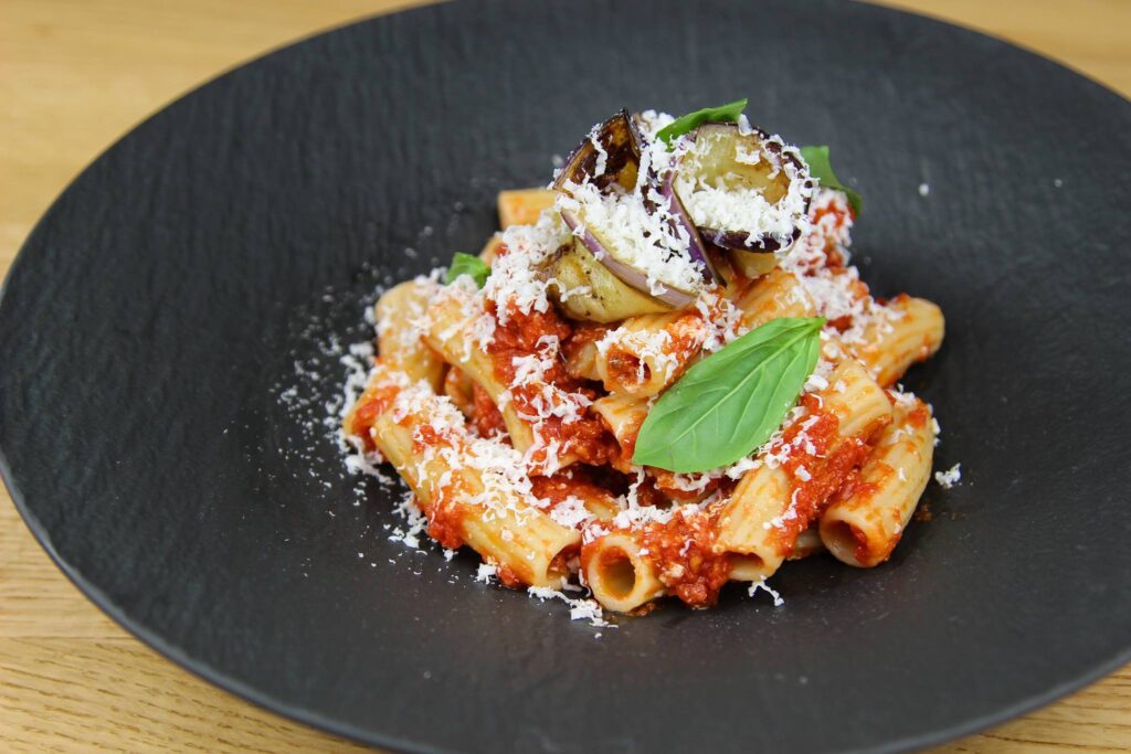 Pasta alla norma met aubergine en ricotta