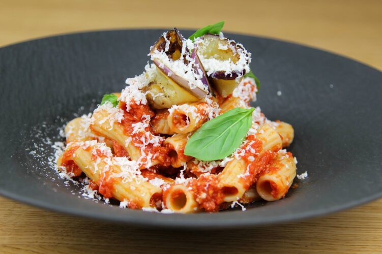 Pasta alla norma met aubergine en ricotta