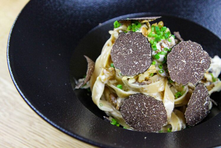 Pasta alla noci met walnoten, roomsaus en truffel