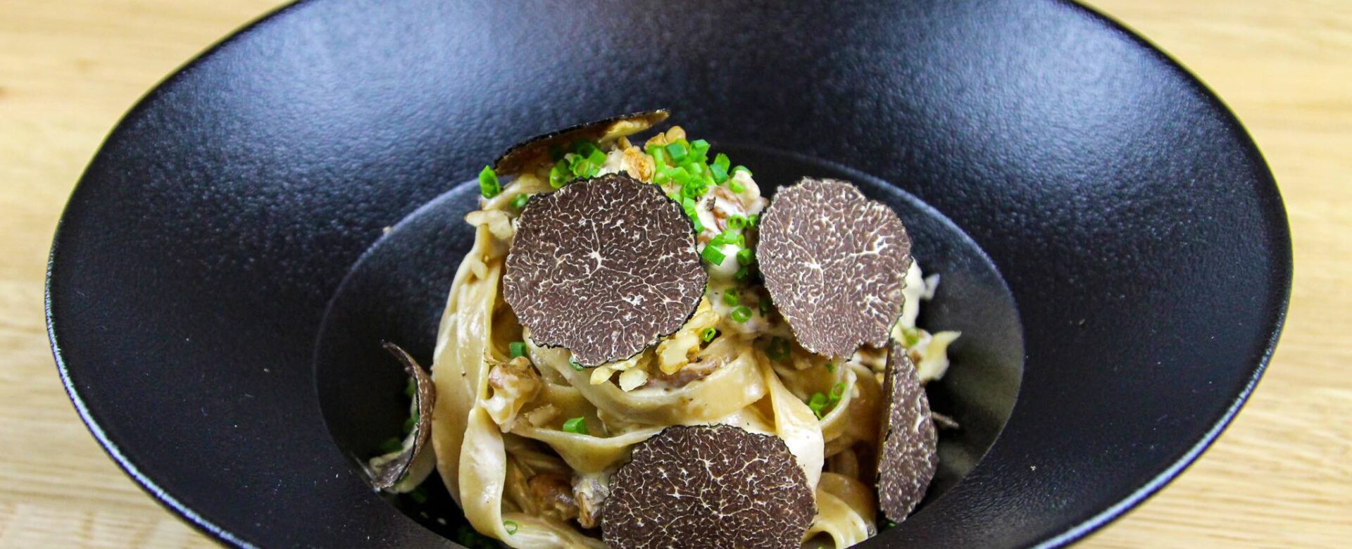 Pasta alla noci met walnoten, roomsaus en truffel