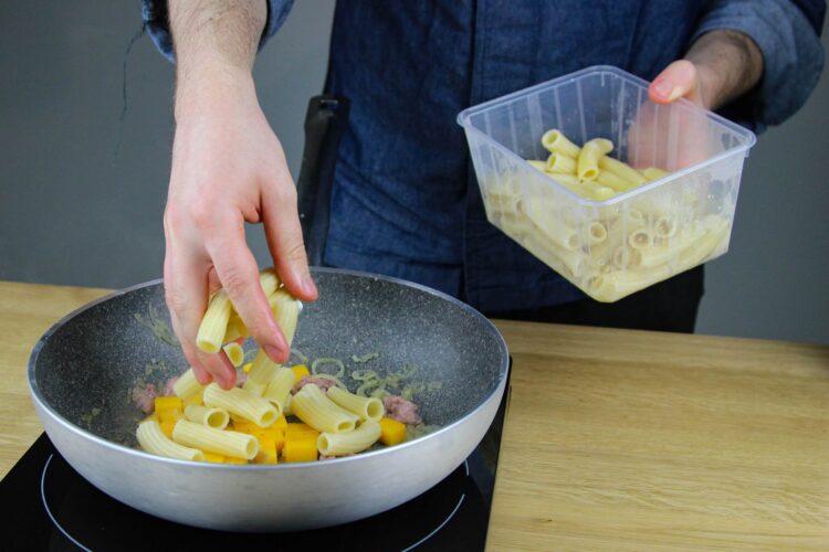 Pasta met pompoen en Italiaanse worstjes