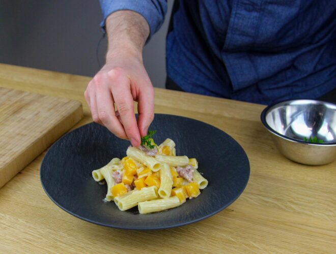 Pasta met pompoen en Italiaanse worstjes