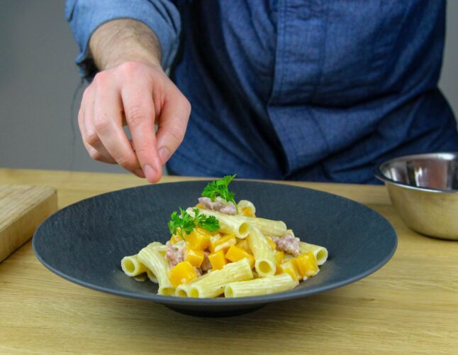 Pasta met pompoen en Italiaanse worstjes