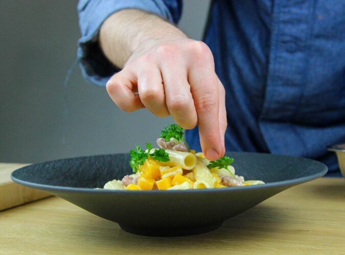 Pasta met pompoen en Italiaanse worstjes