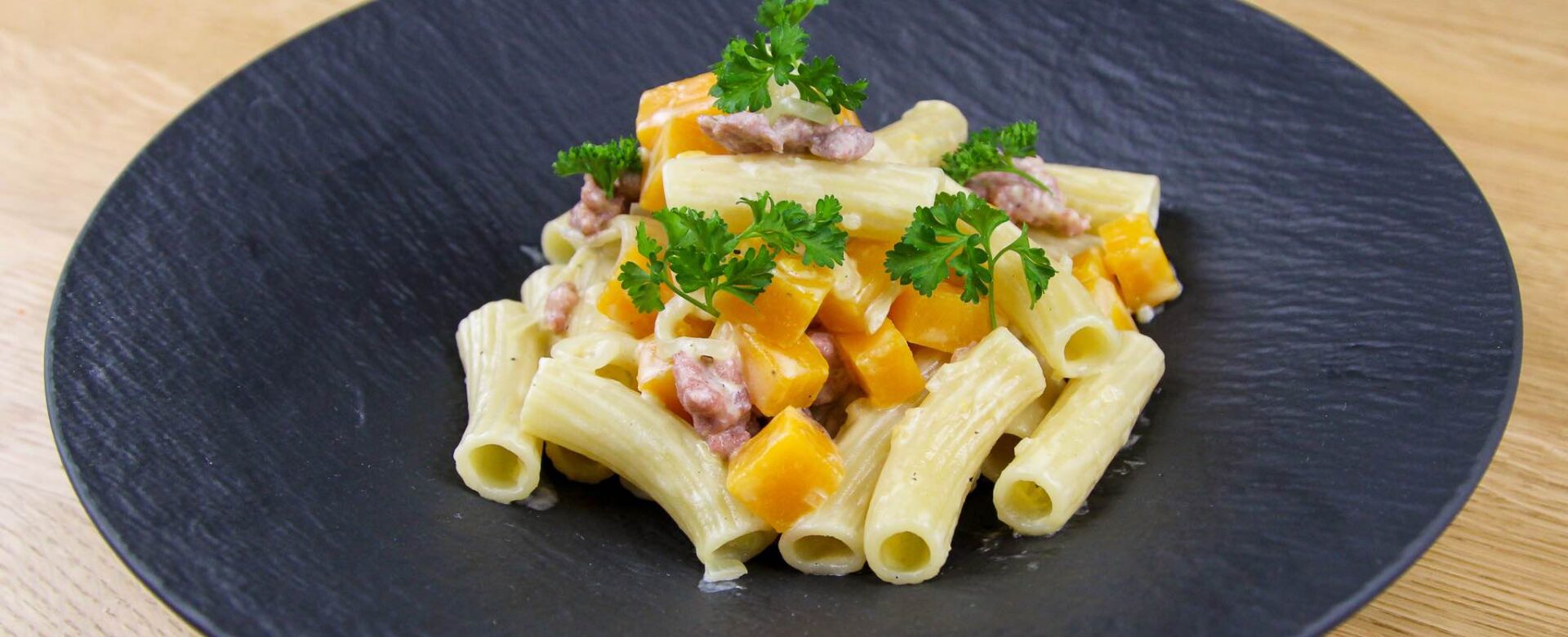 Pasta met pompoen en Italiaanse worstjes