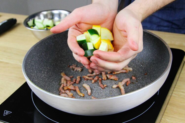 Pasta met courgette en spekjes