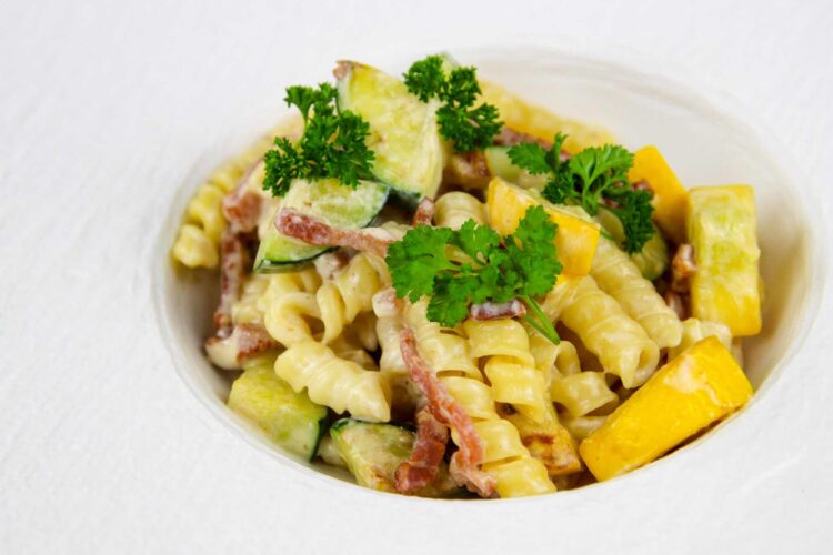 Pasta met courgette en spekjes