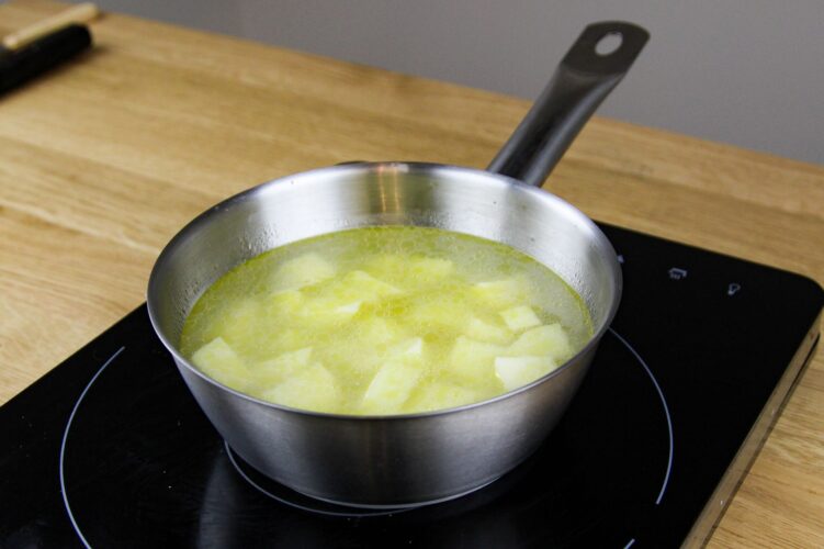 Italiaanse aardappelsoep met gerookte mozzarella en pasta