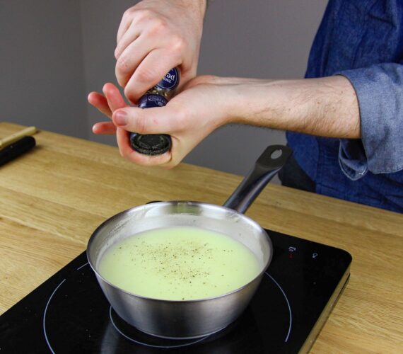 Italiaanse aardappelsoep met gerookte mozzarella en pasta