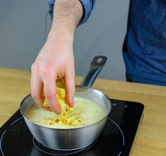 Italiaanse aardappelsoep met gerookte mozzarella en pasta