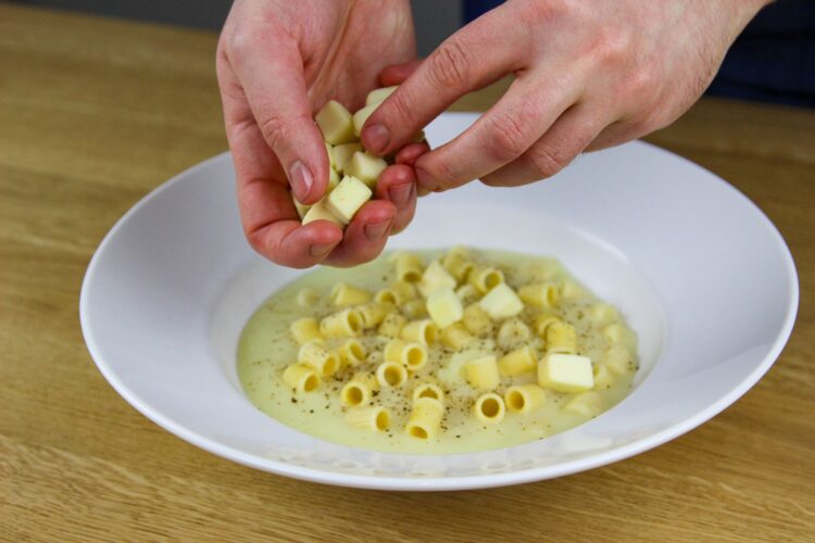 Italiaanse aardappelsoep met gerookte mozzarella en pasta