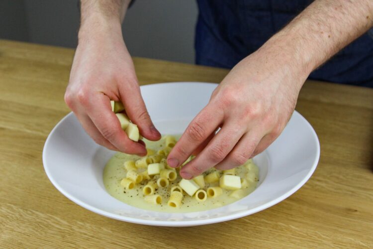 Italiaanse aardappelsoep met gerookte mozzarella en pasta