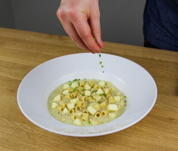 Italiaanse aardappelsoep met gerookte mozzarella en pasta